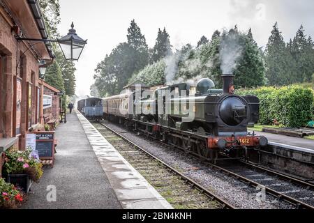 GWR 0-6-0 '57xx' Nr. 4612 und Nr. 7752 auf Crowcombe Heathfield auf der West Somerset Railway während ihrer Herbst Steam Gala Stockfoto