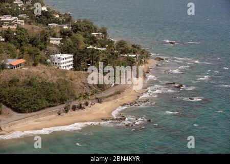 Eine Runde schlängelt sich entlang eines Westküstenstrandes in der Nähe von Aguadilla, Puerto Rico, 3. April 2019. US-Zoll und Grenzschutz Stockfoto