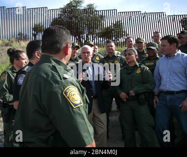 Vizepräsident Michael R. Pence besucht am 11. April 2019 Grenzschutzbeamte sowie Agenten der Luft- und Meeresbewo-tung an der Grenze westlich von Nogales, Az. Stockfoto