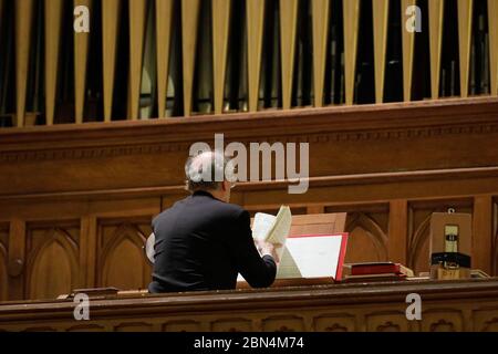 Der Organist Ronald Stolk spielt Musik während der 25. Jährlichen Blauen Messe in der St. Patrick's Catholic Church in Washington, D.C. am 7. Mai 2019, in der er Strafverfolgungsbeamte und Beamte ehrt. Stockfoto