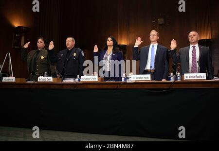 CCarla L. Provost, Chief, United States Border Patrol, U.S. Customs and Border Protection, Todd C. Owen, Executive Assistant Commissioner, Office of Field Operations, U.S. Customs and Border Protection, Nathalie R. Asher, Acting Executive Associate Director, Enforcement and Removal Operations, Department of Homeland Security, Jonathan Hayes, Director, Office of Refugee Resettlement, Das Ministerium für Gesundheit und menschliche Dienste und Manuel Padilla Jr., Direktor der Joint Task Force West, schwören auf sie, bevor sie in einem Senatsgericht für Grenzsicherheit Zeugnis ablegen. April 2019 in Waschen Stockfoto