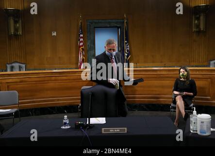 Washington, DC. Mai 2020. Der US-Senator Richard Burr (Republikaner von North Carolina) kommt am 12. Mai 2020 zu einer Anhörung des US-Senats im Ausschuss für Gesundheit, Bildung, Arbeit und Altersversorgung auf dem Capitol Hill in Washington, DC. Das Komitee wird von Mitgliedern der Arbeitsgruppe Coronavirus des Weißen Hauses gehört, wie man das Land sicher öffnen und Amerika zurück zur Arbeit und Schule bringen kann. Kredit: Gewinnen Sie McNamee/Pool über CNP. Kredit: dpa/Alamy Live News Stockfoto