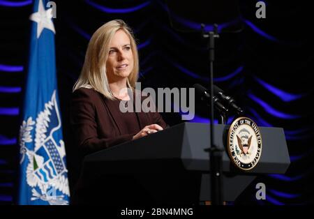 Dept. Of Homeland Security Secretary Kirstjen Nielsen stellt den Vizepräsidenten der Vereinigten Staaten Mike Pence während einer 15. Jubiläumsfeier der Bildung des DHS vor, die am 1. März 2018 im Ronald Reagan Building in Washington, D.C. stattfand. US-Zoll und Grenzschutz Stockfoto