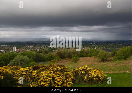 Glasgow, Schottland, Großbritannien. Mai 2020. Bild: Blick nach Norden über Glasgow mit den Campsie Fells im Hintergrund, umgeben von einem Schleier aus Regen und dunklen Wolken mit einer Wolkenbasis von etwa 2.500 m. Kühle Abendtemperaturen als Explosion der arktischen Luftmasse steigt aus dem Norden mit Steadregen und starken, aber kurzen Sonnenstrahlen durch Lücken in der Wolke. Quelle: Colin Fisher/Alamy Live News Stockfoto