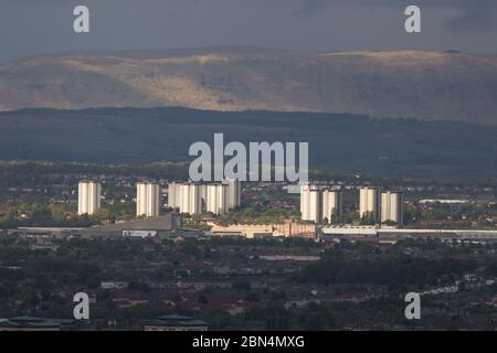 Glasgow, Schottland, Großbritannien. Mai 2020. Bild: Blick nach Norden über Glasgow mit den Campsie Fells im Hintergrund, umgeben von einem Schleier aus Regen und dunklen Wolken mit einer Wolkenbasis von etwa 2.500 m. Kühle Abendtemperaturen als Explosion der arktischen Luftmasse steigt aus dem Norden mit Steadregen und starken, aber kurzen Sonnenstrahlen durch Lücken in der Wolke. Quelle: Colin Fisher/Alamy Live News Stockfoto