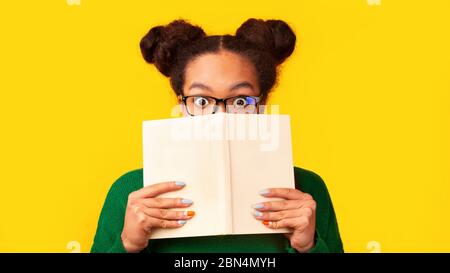 Porträt von Angst afro Teenager suchen schockiert Stockfoto