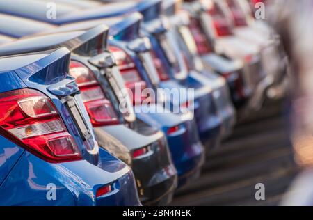 Auswahl An Neuen Metallischen Blauen Und Grauen Autos In Der Autohaus Parkplatz. Stockfoto