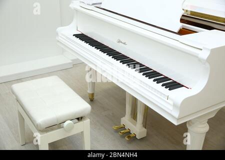 Schließen sie frontal. Das Klavier wurde im Musikzimmer festlegen, mit dem sich der Pianist zu Proben vor dem klassischen Klavierspiel in der Feier der Stockfoto