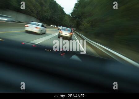 Auto Dashboard Ansicht Der Autobahn Pendeln Und Viele Fahrzeuge Zu Beschleunigen Auf Zwei Spur Freeway. Stockfoto