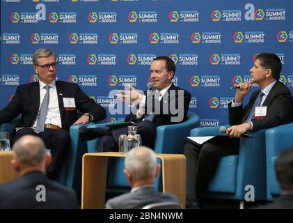 Auf dem Internationalen Grenzgipfel nahmen der kommissarische Kommissar John Sanders und John Ossowski, Präsident der kanadischen Grenzschutzagentur, an einer Podiumsdiskussion über Grenzsicherheit und internationale Zusammenarbeit Teil. Stockfoto