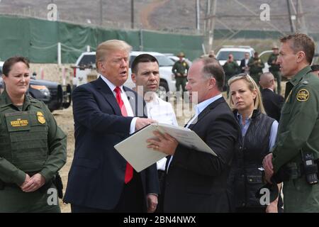 Präsident Trump besuchte die Border Wall Prototypen in San Diego 13. Februar 2018. DHS-Sekretär Nielsen und CBP-amtierender Kommissar McAleenan, USBP-Chef Provost und San Diego-Sector Chief Patrol Agent Rodney Scott, gaben eine historische Perspektive auf, bevor und nach Mauern aufgingen. Projektmanager James O’Loughlin (Mitte) stellt spezifische Details zu jedem Prototyp zur Verfügung. Stockfoto