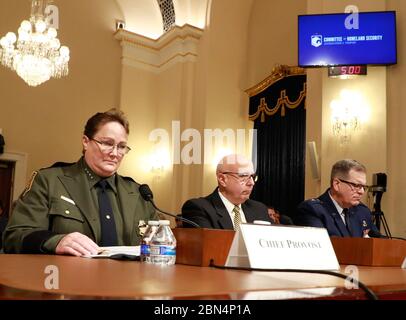 Carla Provost, Chef der US-Grenzpatrouille, des US-Zolls und des Grenzschutzes, des Ministeriums für Heimatschutz, Robert Salesses, stellvertretender Staatssekretär für Verteidigung für Integration der Heimatverteidigung und Unterstützung der Zivilbehörden, Büro des Unterstaatssekretärs für Politik, Das Verteidigungsministerium und Generalmajor Michael T. McGuire, Adjutant General für Arizona, Direktor des Arizona Department of Emergency and Military Affairs bezeugen den 20. Juni 2019 vor dem Unterausschuss des Kongresses für Grenzsicherheit, Erleichterung und Operationen auf dem Capitol Hill. Das Thema des vollständigen c Stockfoto