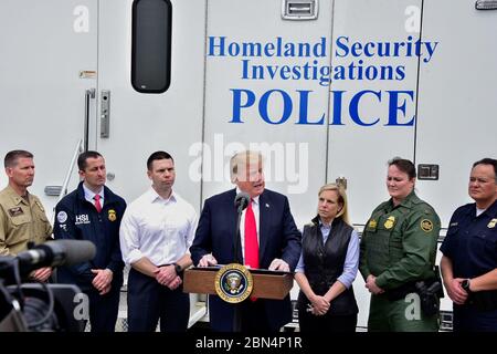Am 13. Februar 2018 besuchte Präsident Trump die Prototypen der US-Grenzmauer in San Diego, um mit DHS-Beamten und der CBP-Führung über die Grenzsicherheit zu sprechen und die Bedeutung der Mauer für die nationale Sicherheit zu unterstreichen. Stockfoto