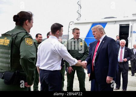 Historisches Foto des CBP-Kommissars Kevin K. McAleenan: Präsident Donald J. Trump wird vom amtierenden Kommissar für Zoll und Grenzschutz der USA, Kevin K. McAleenan, begrüßt, als er Prototypen der Grenzmauer in San Diego, Kalifornien, am 13. März 2018 besucht. Abt. Heimatschutz Stockfoto