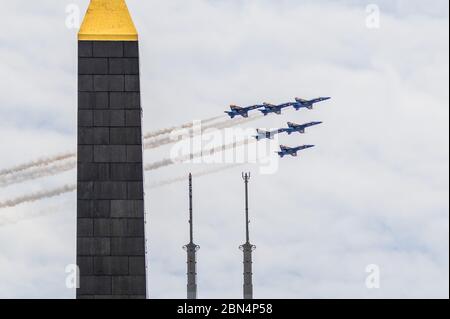 Indianapolis, Usa. Mai 2020. Die U.S. Navy Blue Angels führen am 12. Mai 2020 in Indianapolis, Indiana, ein Fly-by in der Nähe des Obelisken auf dem Veteran's Memorial Plaza in der Innenstadt von Indianapolis als Teil eines Begrüßens an die Frontlinienarbeiter der Covid-19 Pandemic vor. Foto von Edwin Locke/UPI Quelle: UPI/Alamy Live News Stockfoto