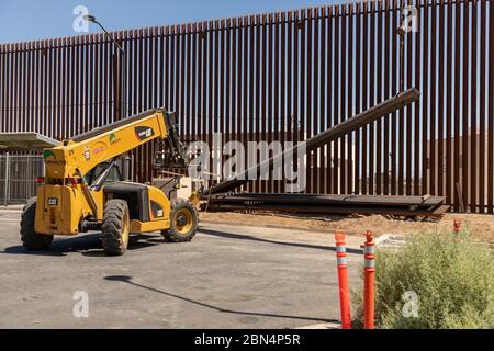 CALEXICO, Kalifornien – am 28. Juni 2019 begann die US-Zollbehörde für Grenzschutz (CBP) in Zusammenarbeit mit dem U.S. Army Corps of Engineers (USACE) mit der Installation von Paneelwänden für ca. 11 Meilen neues Grenzwandsystem anstelle von verfallenen und veralteten Designs in Calexico, Kalifornien innerhalb der US-Grenzschutzbehörde (USBP) San Diego Sektor. Dieses Projekt wird den Bau von 30 Fuß hohen Stahlpollern und technologische Verbesserungen umfassen. Stockfoto