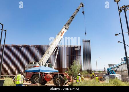 CALEXICO, Kalifornien – am 28. Juni 2019 begann die US-Zollbehörde für Grenzschutz (CBP) in Zusammenarbeit mit dem U.S. Army Corps of Engineers (USACE) mit der Installation von Paneelwänden für ca. 11 Meilen neues Grenzwandsystem anstelle von verfallenen und veralteten Designs in Calexico, Kalifornien innerhalb der US-Grenzschutzbehörde (USBP) San Diego Sektor. Dieses Projekt wird den Bau von 30 Fuß hohen Stahlpollern und technologische Verbesserungen umfassen. Stockfoto