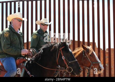 Der US-Innenminister Ryan Zinke, links, und ein Beamter der US-Grenzpolizei Unternehmen einen Ausritt entlang der US-mexikanischen Grenze im Buenos Aires National Wildlife Refuge in der Nähe von Sasabe, Arizona, 17. März 2018. Zinke besuchte die Grenze, um die Grenzsicherheit und die Zusammenarbeit zwischen Behörden und US-Zoll und Grenzschutz zu bewerten. US-Zoll und Grenzschutz Stockfoto