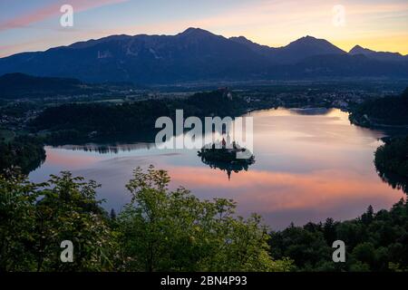 Wunderschöner Blick über den Bleder See am frühen Morgen. Stockfoto