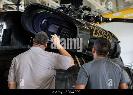 Ein Wartungsteam inspiziert eine CBP Air and Marine Operations UH-60 Black Hawk in Jacksonville, Florida, 5. September 2019. Der Black Hawk, der McAllen, Texas, zugewiesen wurde, wird als Reaktion nach dem Hurrikan Dorian über North Carolina eingesetzt werden. CBP Stockfoto