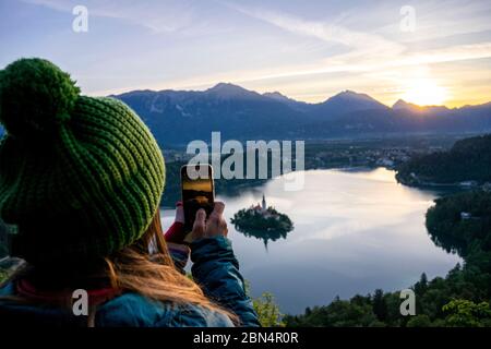 Wunderschöner Blick über den Bleder See am frühen Morgen. Stockfoto
