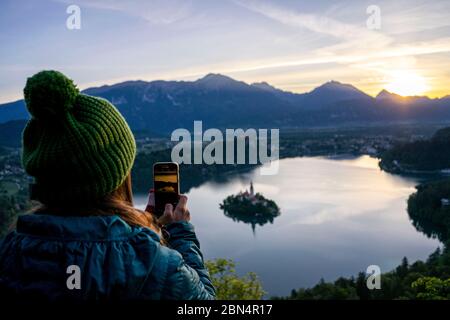 Wunderschöner Blick über den Bleder See am frühen Morgen. Stockfoto