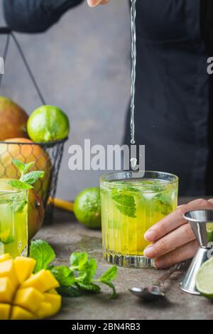 Frische mango mojito Cocktail mit Limetten und Minze im Glas Stockfoto