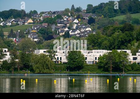 Die neue Wohnsiedlung am Seebogen, in Essen-Kupferdreh, dahinter Wohngebäude im Stadtteil Baldeneysee, Essen, NRW Stockfoto
