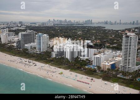 UH-60 Black Hawk Hubschrauber, die dem Zoll und Grenzschutz (CBP) Luft- und Marineoperationen (AMO) zugewiesen sind, patrouillieren den Luftraum vor Super Bowl LIV, in Miami, Florida, 27. Januar 2020. CBP Stockfoto