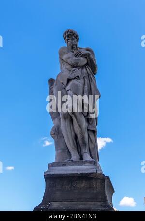 Florenz, Italien - 16. August 2019: Winterstatue von Taddeo Landini neben der Ponte di Santa Trinita oder der Brücke der Heiligen Dreifaltigkeit in Florenz, Toskana Stockfoto