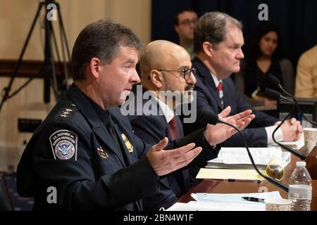 US-Zoll und Grenzschutz, Office of Field Operations, stellvertretender Executive Assistant Kommissar John Wagner sagte vor dem US-Repräsentantenhaus zum Thema "About Face: Examining the Department of Homeland Security's Use of Facial Recognition and Other biometry Technologies, Part II". Weitere Zeugen sind Herr Peter Mina, stellvertretender Offizier für Programme und Compliance, Büro für Bürgerrechte und bürgerliche Freiheiten, US-Department of Homeland Security und Dr. Charles Romine, Direktor des Information Technology Laboratory, National Institute of Standards and Technology. Stockfoto