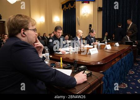 US-Zoll und Grenzschutz, Office of Field Operations, stellvertretender Executive Assistant Kommissar John Wagner sagte vor dem US-Repräsentantenhaus zum Thema "About Face: Examining the Department of Homeland Security's Use of Facial Recognition and Other biometry Technologies, Part II". Weitere Zeugen sind Herr Peter Mina, stellvertretender Offizier für Programme und Compliance, Büro für Bürgerrechte und bürgerliche Freiheiten, US-Department of Homeland Security und Dr. Charles Romine, Direktor des Information Technology Laboratory, National Institute of Standards and Technology. Stockfoto