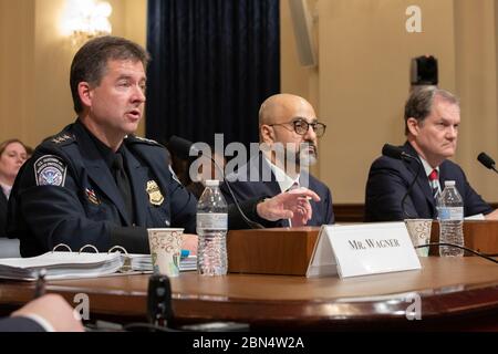 US-Zoll und Grenzschutz, Office of Field Operations, stellvertretender Executive Assistant Kommissar John Wagner sagte vor dem US-Repräsentantenhaus zum Thema "About Face: Examining the Department of Homeland Security's Use of Facial Recognition and Other biometry Technologies, Part II". Weitere Zeugen sind Herr Peter Mina, stellvertretender Offizier für Programme und Compliance, Büro für Bürgerrechte und bürgerliche Freiheiten, US-Department of Homeland Security und Dr. Charles Romine, Direktor des Information Technology Laboratory, National Institute of Standards and Technology. Stockfoto