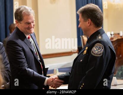 US-Zoll und Grenzschutz, Office of Field Operations, stellvertretender Executive Assistant Kommissar John Wagner sagte vor dem US-Repräsentantenhaus zum Thema "About Face: Examining the Department of Homeland Security's Use of Facial Recognition and Other biometry Technologies, Part II". Herr Wagner schüttelt die Hände mit dem Zeugen Dr. Charles Romine, Direktor des Labors für Informationstechnologie, National Institute of Standards and Technology. Stockfoto