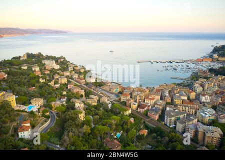 Sonnenuntergang an der italienischen riviera. Draufsicht auf eine kleine Stadt mit traditionellen italienischen Häusern in der Nähe der Küste des Ligurischen Meeres, Santa Magdalena Ligure Stockfoto