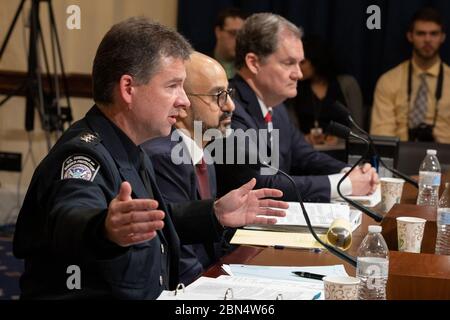 US-Zoll und Grenzschutz, Office of Field Operations, stellvertretender Executive Assistant Kommissar John Wagner sagte vor dem US-Repräsentantenhaus zum Thema "About Face: Examining the Department of Homeland Security's Use of Facial Recognition and Other biometry Technologies, Part II". Weitere Zeugen sind Herr Peter Mina, stellvertretender Offizier für Programme und Compliance, Büro für Bürgerrechte und bürgerliche Freiheiten, US-Department of Homeland Security und Dr. Charles Romine, Direktor des Information Technology Laboratory, National Institute of Standards and Technology. Stockfoto