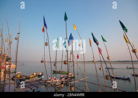 Sky Laterne hängen auf Bambusstock bei varanasi während dev Dipawali Festival Stockfoto