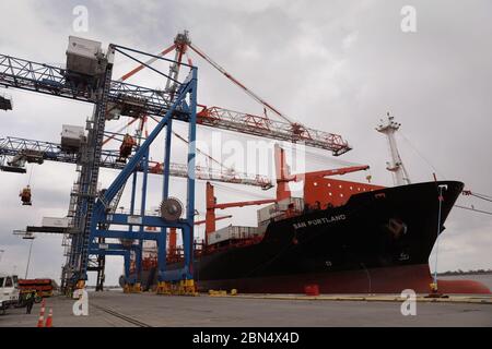 Ein Frachtschiff wird von massiven Kranen an den Penn Terminals in Eddystone, Pennsylvania, 16. April 2020, ausgeladen. CBP Stockfoto