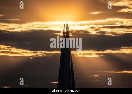 London, Großbritannien. Mai 2020. UK Wetter: Eine dramatische Abendsonne geht hinter dem Shard Wolkenkratzer-Gebäude unter. Kredit: Guy Corbishley/Alamy Live News Stockfoto