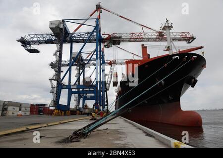 Ein Frachtschiff wird von massiven Kranen an den Penn Terminals in Eddystone, Pennsylvania, 16. April 2020, ausgeladen. CBP Stockfoto