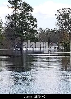 Zwei BORSTAR marine Einheiten, zusammen mit dem Büro der Feldeinsätze Offiziere und New Hanover und Pender County Sheriff Stellvertreter unterstützt mit Such- und Rettungseinsätze nördlich von Wilmington, NC in und um den Northeast Cape Fear River, wo das Wasser steigt. Der Fluss ist in diesem Bereich bis heute erwartet. Die marine Vermögenswerte wurden bereitgestellt Wohlfahrt überprüfungen auf zwei Familien zu führen. Eine Familie war nicht bei der Räumung ihr Haus und die anderen hatten bereits ihre Heimat verlassen haben. Nach Wohlfahrt überprüfungen abgeschlossen waren, das Team führte in der Gegend recon und Patrouille auf dem Northeast Cape Fear River. Stockfoto