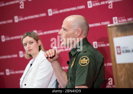 Der stellvertretende kommissarisch vertretende Kommissar Ronald Vitiello nahm an einem Panel an der Indiana University im Rahmen ihrer Jahreskonferenz der School of Global and International Studies Teil. Stockfoto