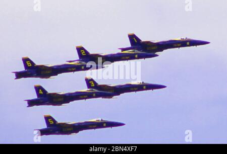 Indianapolis, Usa. Mai 2020. Die Blue Angels führen am Dienstag, den 12. Mai 2020, eine Überführung zur Ehre der Frontarbeiter der Coronavirus-Pandemie in Indianapolis, Indiana durch. Foto von Bill Coons/UPI Quelle: UPI/Alamy Live News Stockfoto