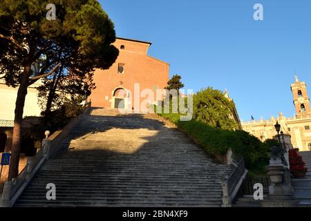 12. Mai 2020, Rom, Italien: Blick auf die Basilika Santa Maria in Aracoeli ohne Touristen wegen Phase 2 der Sperrung Stockfoto