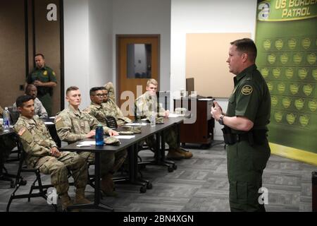 Us Border Patrol stellvertretender Chief PATROL-Agent Carl Landrum begrüßt nationalen Schutz Soldaten, die in US-amerikanischen Grenzpatrouille Yuma Sektor, 18. April 2018 ankam. (Division Chief Travis Darling im Hintergrund). Stockfoto