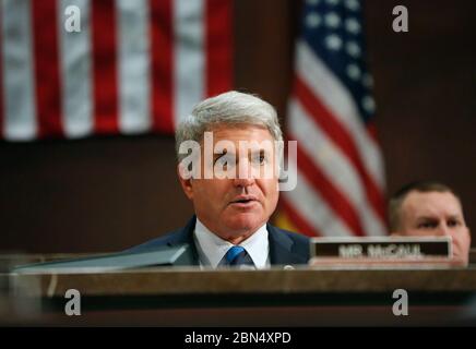 Rep. Michael McCaul stellt Fragen an den US-Zoll- und Grenzschutzkommissar Kevin K. McAleenan, wie er vor dem House Committee on Homeland Security, Subcommittee on Border and Maritime Security, über die Zukunft des US-Zolls und Grenzschutzes bezeugt. 25. April 2018. US-Zoll und Grenzschutz Stockfoto