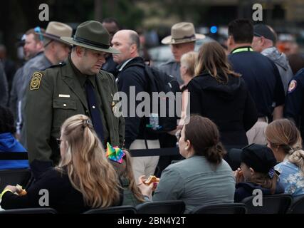 Beamte und Agenten des US-Zolls und des Grenzschutzes schließen sich den Strafverfolgungsbehörden aus dem ganzen Land an der 30. Jährlichen Candlelight Vigil an, um gefallene Offiziere in der National Mall in Washington, D.C., 13. Mai 2018, in Erinnerung zu bringen. US-Zoll und Grenzschutz Stockfoto