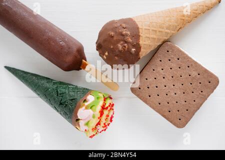Viele verschiedene Eiscreme auf hellem Hintergrund. Eis-Eiszapfen, Eis-Kegel. Stockfoto