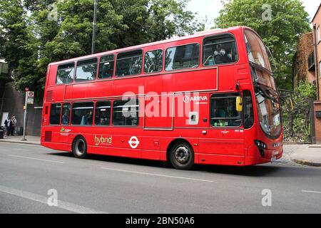 London, Großbritannien. Mai 2020. Passagiere in einem Londoner Bus tragen Gesichtsbezüge als Vorsichtsmaßnahme gegen die Ausbreitung des Corona-Virus. Nach der neuen Regierungsführung wird jeder aufgefordert, während der Covid-19-Pandemie Gesichtsbezüge in Geschäften und öffentlichen Verkehrsmitteln zu tragen, einschließlich Londoner Bussen. Kredit: Dinendra Haria/SOPA Images/ZUMA Wire/Alamy Live News Stockfoto