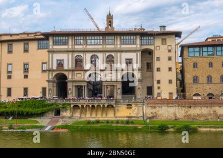 Florenz, Italien - 16. August 2019: Stadtbild mit Fassade der Uffizien und Arno-Flussufer in Florenz, Toskana, Italien Stockfoto